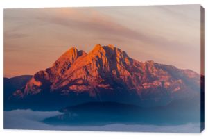 Symboliczna góra Pedraforca z pierwszymi światłami o świcie
