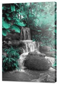 Fotografia czarno-biała z turkusowym akcentem - Mały wodospad