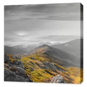 Fotografia czarno-biała z kolorowym akcentem - Górski pejzaż
