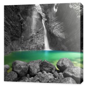 Fotografia czarno-biała z kolorowym akcentem -Wodospad