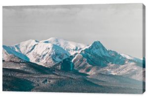Fotografia czarno-biała z turkusowym akcentem - krajobraz górski