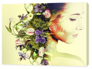 Podwójna ekspozycja portret młodej kobiety z bukietem kwiatów.