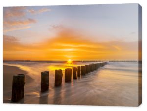 fale na piaszczystej plaży podczas zachodu słońca nad Bałtykiem
