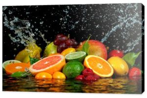 Zamrozić Motion Shot świeżych owoców z wody rozpryskowej