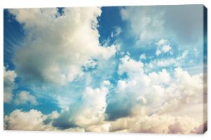 Jasne niebieskie pochmurne niebo, vintage stonowane tło zdjęcia