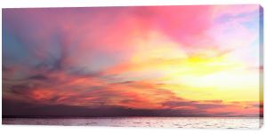 Tropikalny kolorowy dramatyczny zachód słońca z pochmurnego nieba. Wieczorny spokój nad Zatoką Tajlandzką. Jasna poświata.
