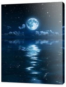 super księżyc i chmury w nocy na morzu