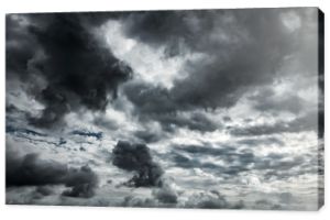 Dramatyczne burzowe chmury w tle na ciemnym niebie
