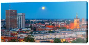 Panorama z lotu ptaka nowoczesnego miasta i starego miasta z kościołem św Katarzyny w księżycową noc w Gdańsku, Polska