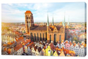 Widok z lotu ptaka gród na stare miasto z kościołem Saint Marys na zachód słońca w Gdańsku, Polska