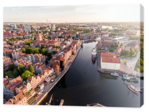 Zdjęcie starego miasta Gdańska architektura w świetle zachodu słońca. Zdjęcia lotnicze. Kanał i budynki - widok z góry