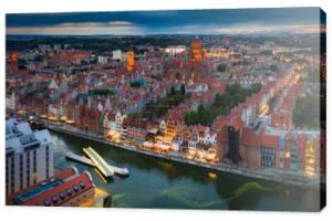 Widok z lotu ptaka na rzekę Motławę z niesamowitą architekturą o zmierzchu, Polska